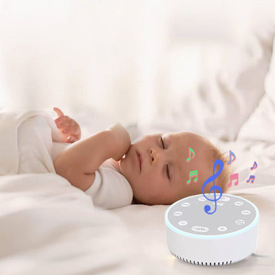 Bébé vêtu de blanc sereinement endormi par sons doux veilleuse bruit blanc sommeil paisible