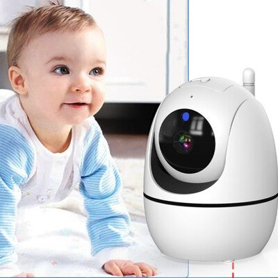 Bébé vêtu bleu attiré par caméra bébé vision toatle