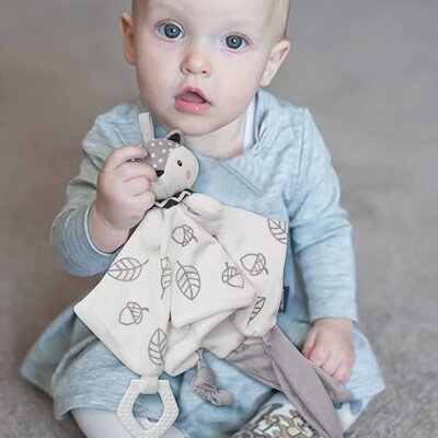 Bébé vêtu bleu en communion avec son Doudou Douceur Plus renard