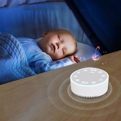 Bébé vêtu bleu sereinement endormi par sons doux veilleuse bruit blanc sommeil paisible