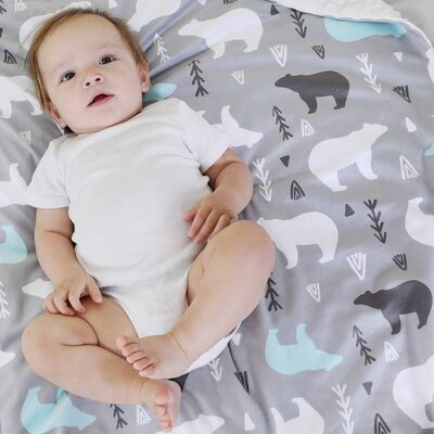 bebe eveille couche recouvert par couverture bebe doux tresor motifs chiens