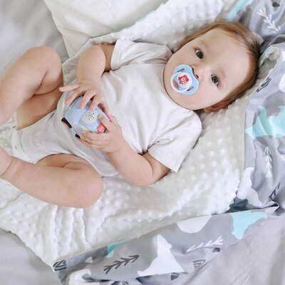 bebe vetu de blanc et avec tetine couche sur couverture bebe doux tresor motifs ours polaires