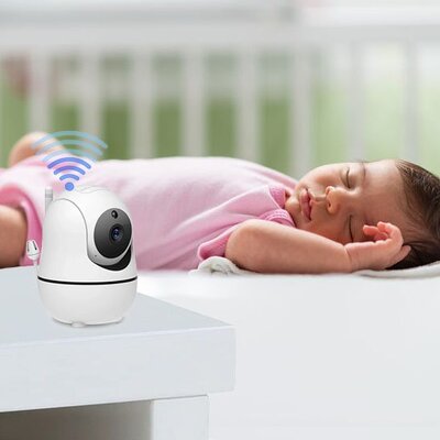 Bébé vêtu de rose endormi sous contrôle caméra bébé vision extrême