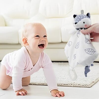 Bébé vêtu rose et a quatre pattes attiré par Doudou Douceur Plus renard
