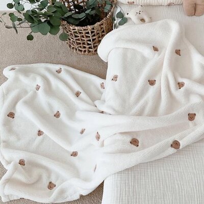 couverture bebe pure douceur minky a picots couleur tres claire presentee a plat
