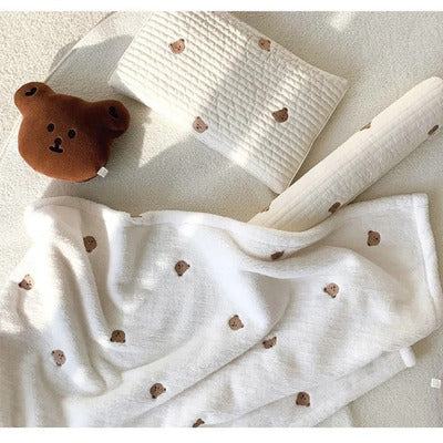 couverture bebe pure douceur polaire creme avec broderie ours presentee sur fond blanc