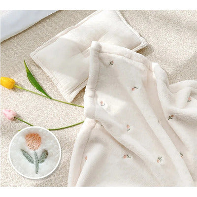 couverture bebe pure douceur polaire creme avec broderie tulipes presentee a plat