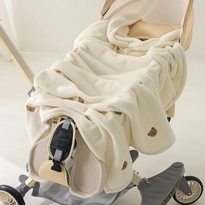 couverture bebe pure douceur polaire creme brodee d ours utilisee pour garder enfant au chaud dans poussette
