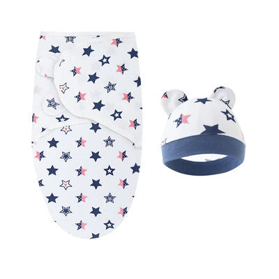 Couverture emmaillotage Douillette blanche motif étoiles bleues et rouges, présentée à plat avec son bonnet à oreilles