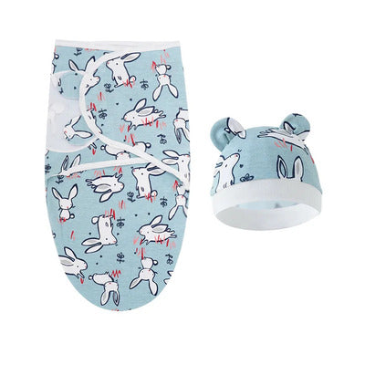 couverture emmaillotage douillette bleue claire à motif lapins coureurs présentée à plat sur fond blanc