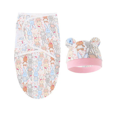 Couverture emmaillotage Douillette à motif lapins roses présentée à plat avec bonnet à oreilles assorti