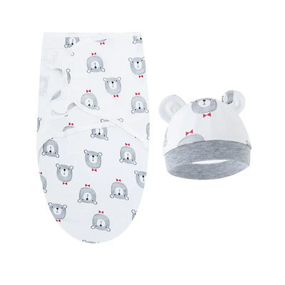 Couverture emmaillotage Douillette à motif oursons gris et nœuds rouges présentée à plat avec bonnet à oreilles assorti
