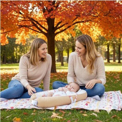 Deux adultes dames partageant moments joie à l'extérieur en compagnie bébé dans nid d'ange bébé cocon 4 saisons