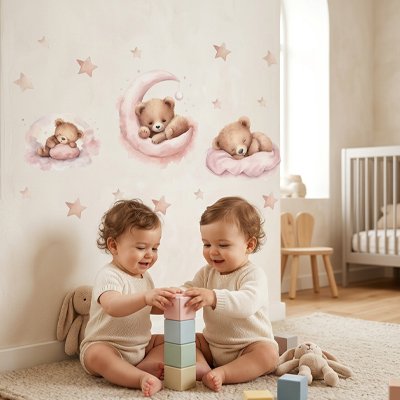 Deux enfants assis sur tapis jouant avec formes géométriques devant le mur orné par stickers muraux enfant pose sans stress