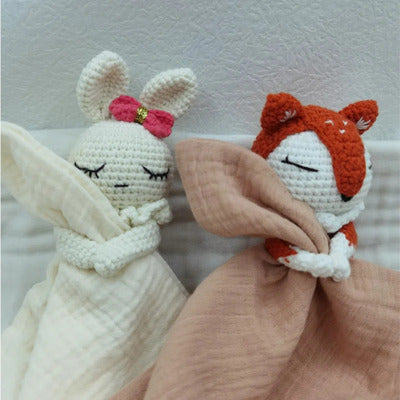 Deux variantes du doudou bébé Doux Coton Bio exposées