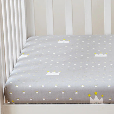 Drap housse lit bébé doux et respirant motif petites couronnes royales