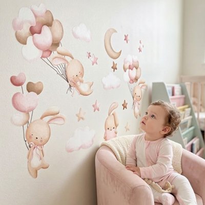 Enfant assis sur le fauteuil contemplant belle décoration stickers muraux enfant pose sans stress