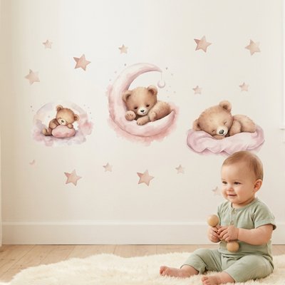 Enfant assis sur tapis beige jouet en mains devant le mur orné par stickers muraux enfant pose sans stress