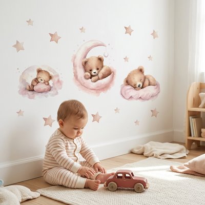 Enfant assis sur tapis jouant avec sa voiture devant mur orné par stickers muraux enfant pose sans stress