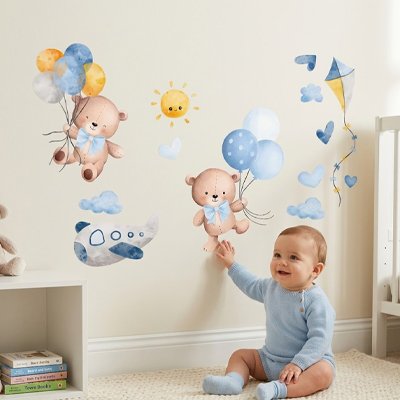 Enfant assis sur tapis souriant et touchant de main le mur orné par stickers muraux enfant maxi repositionnable