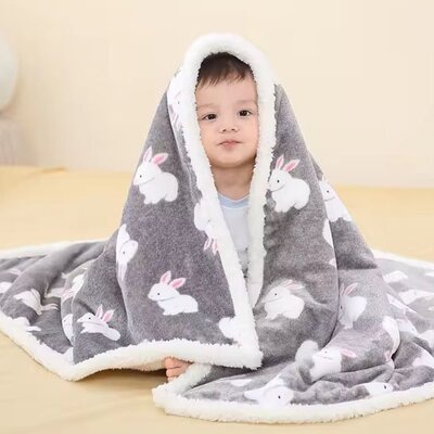 Enfant assit complètement couvert par couverture bébé Hiver Chaud Lapin gris