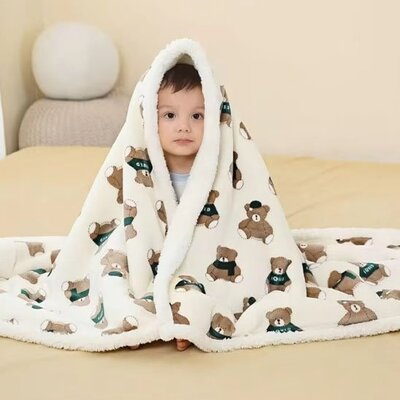 Enfant assit complètement couvert par couverture bébé Hiver Chaud Ours vert