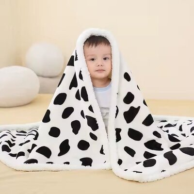 Enfant assit complètement couvert par couverture bébé Hiver Chaud tâche vâche noire