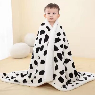 Enfant debout couvert par couverture bébé Hiver Chaud tâche vâche noire
