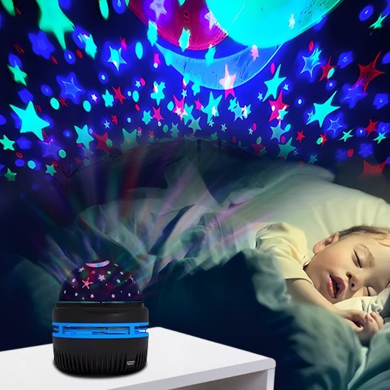 enfant dormant paisilement sous lumiere veilleuse bebe projection plafond ciel etoile