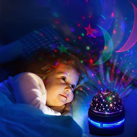 enfant emerveille par lumiere enchantante veileuse bebe projection plafond ciel etoile
