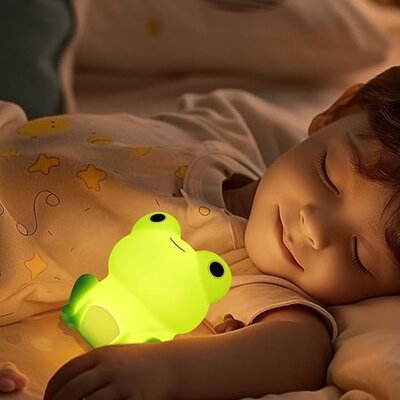 Enfant emporté dans rêves par compagnon lumineux veilleuse bébé grenouille
