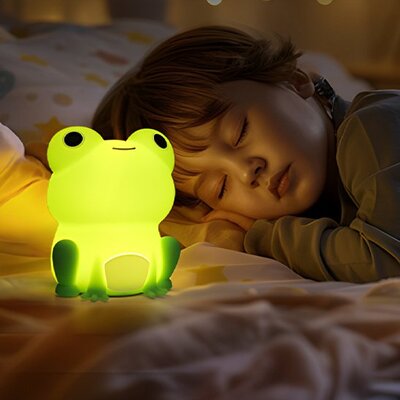 Enfant endormi sous lumière apaisante veilleuse bébé grenouille