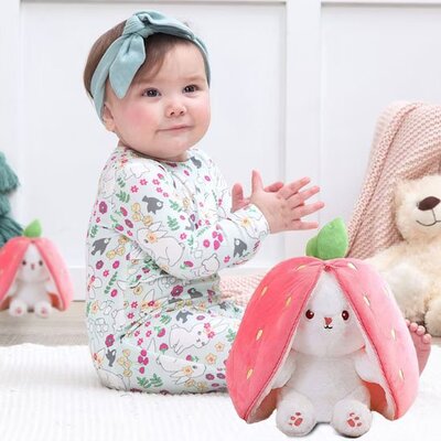 Enfant heureuse jouant en compagnie peluche lapin Doudou Bio Confort
