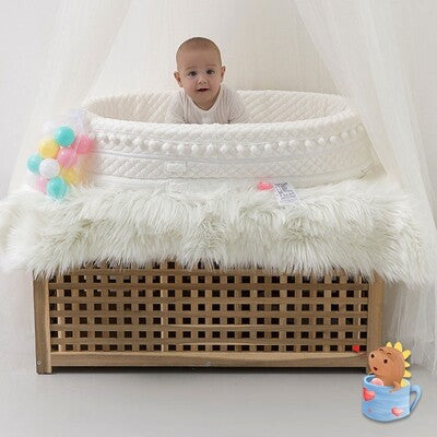 Enfant heureux dans nid d'ange bébé ergonomique portable