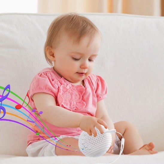 enfant jouant avec la veilleuse bruit blanc sweetdreams