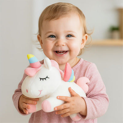 Enfant joyeux en confiance avec peluche licorne Magique blanche