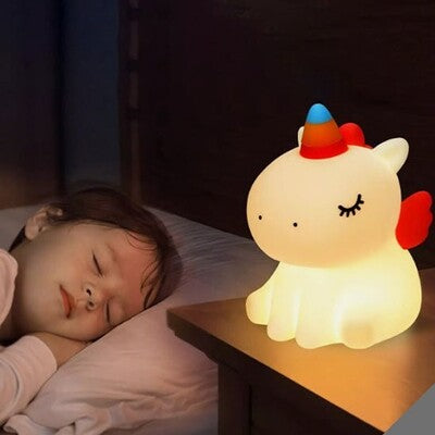 Enfant profondément endormi par la lumière veilleuse bébé licornus