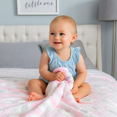 enfant souriant et detendu sur sa couverture bebe coton bio doux propre et impecale