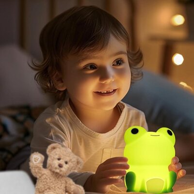 Enfant tout sourire profitant lumière douce veilleuse bébé grenouille
