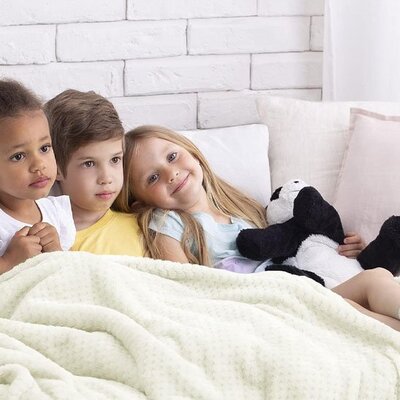 Enfants dans lit profitant chaleur et confort Couverture bébé Douce Ecologique blanc cassé