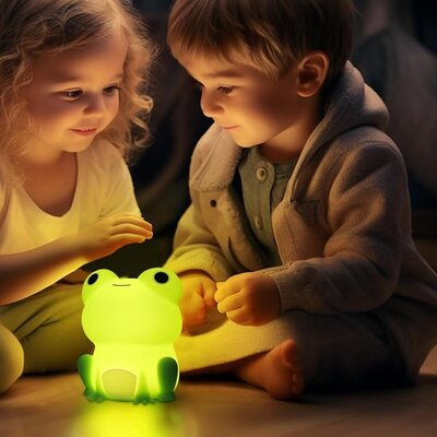 Enfants partageant moment complicité autour lueur douce veilleuse bébé grenouille