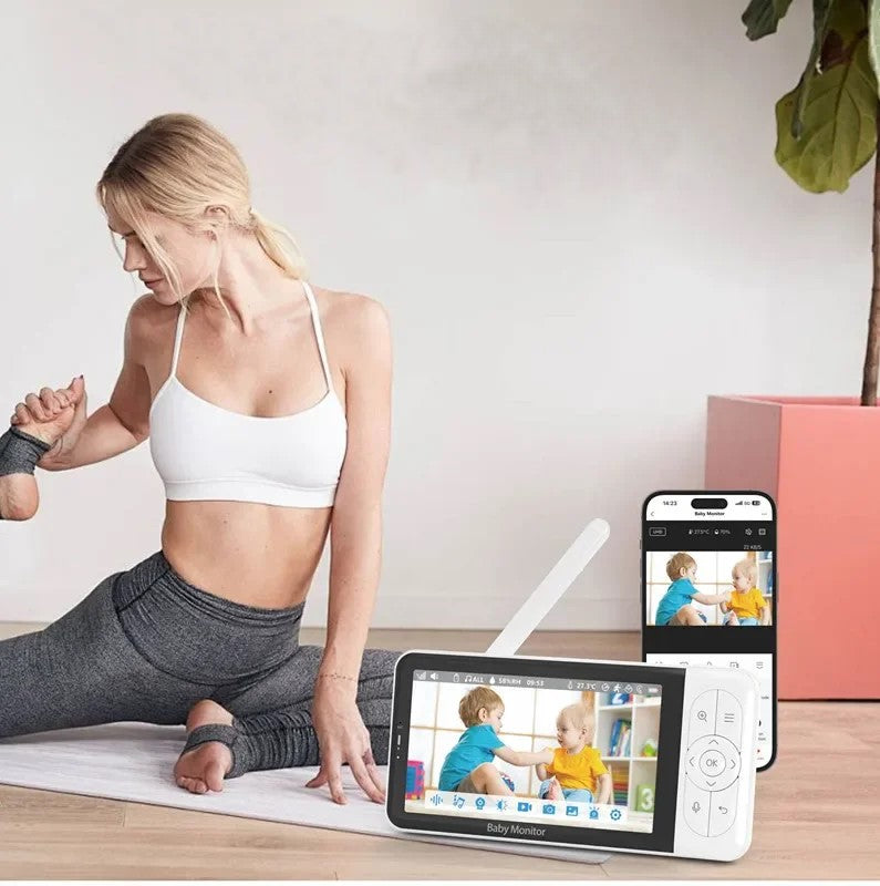 Femme faisant du sport surveillant enfant grâce moniteur caméra bébé sans wifi vision 360