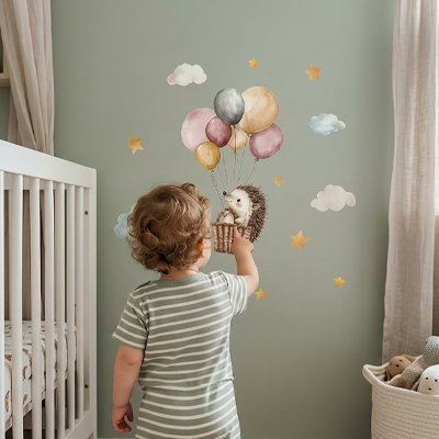 Fillette admirant le décor féérique chambre créé par stickers muraux design tendance