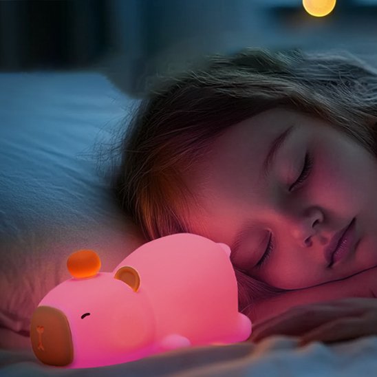 fillette endormie sous lumière douce veilleuse bebe capybara