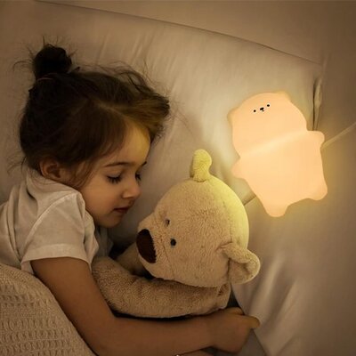 Fillette peluche dans bras profondément endormi sous  éclairage doux bébé veilleuse ours lumière