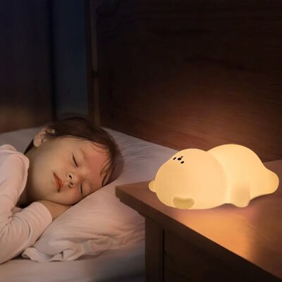 Fillette profondément endormi sous éclairage doux bébé veilleuse ours lumière