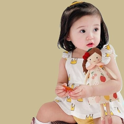 Fillette sereine avec son Doudou Ultra-Doux poupée fruits champêtres
