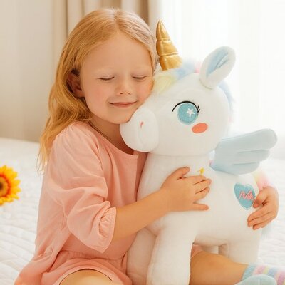 Fillette tendrement transportée par peluche licorne Enchantée bleu