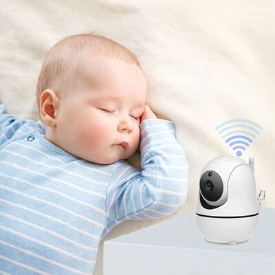 Gros plan bébé vêtu bleu rayé blanc endormi sous contrôle caméra bébé vision extrême