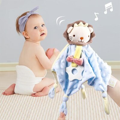 Gros plan de bébé avec son doudou bébé confort-doux lion en ligne mire